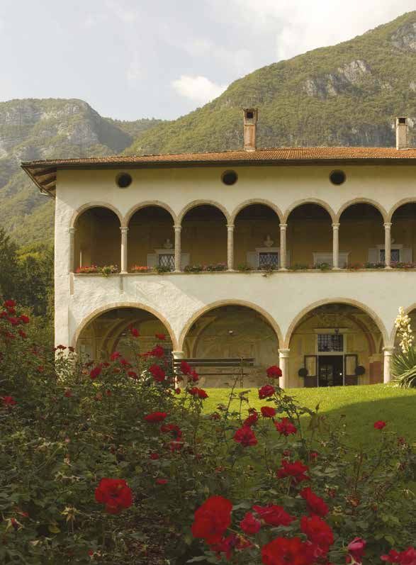 Villa storica con loggiato e roseto delle Tenute Lunelli, ai piedi delle montagne trentine