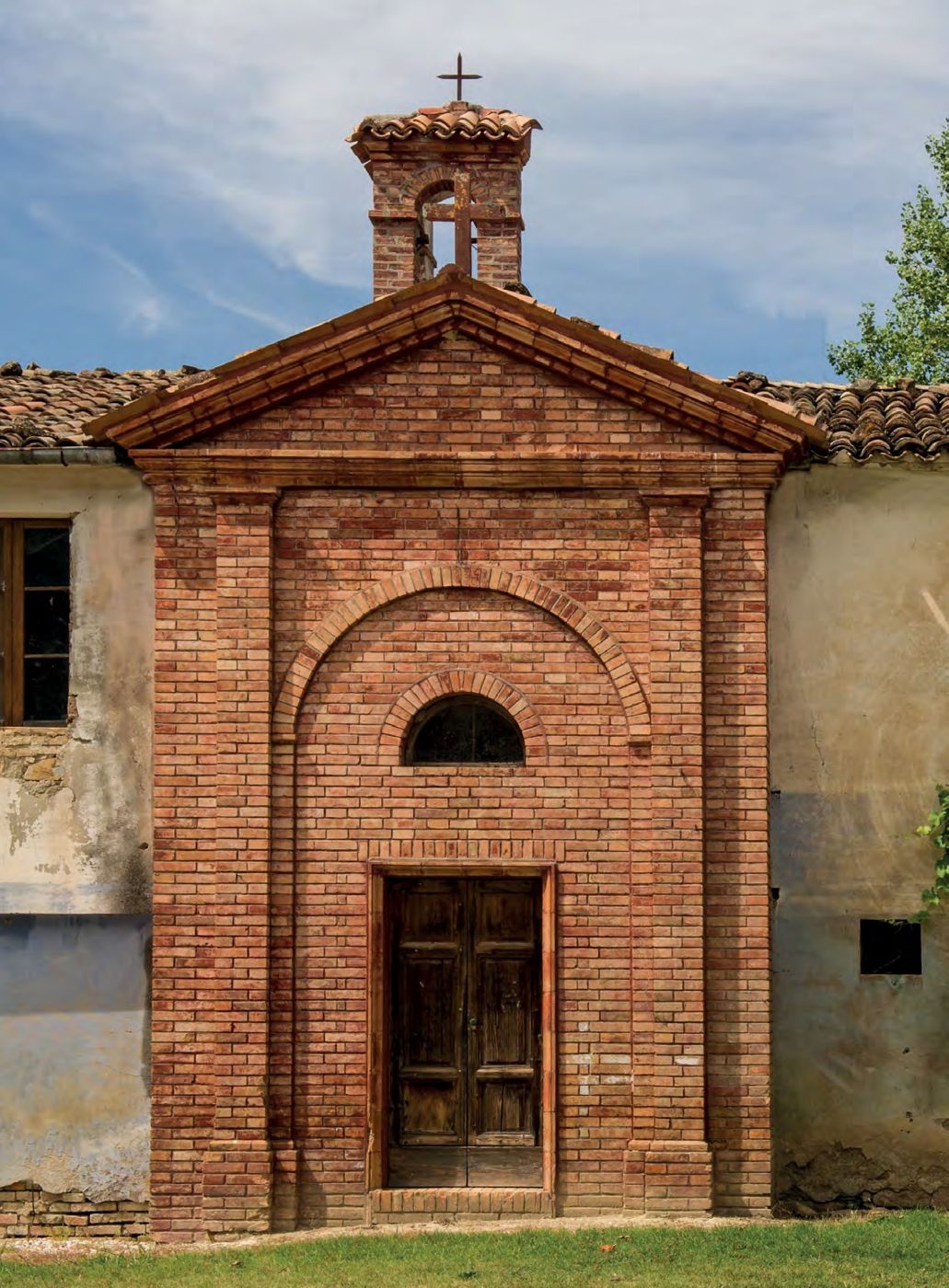 La chiesetta in mattoni al centro dei vigneti di Tenute San Sisto, nei Castelli di Jesi